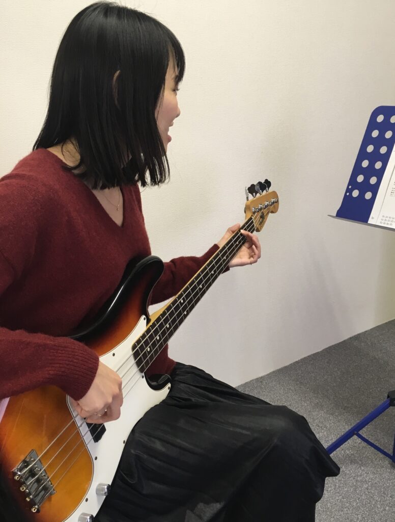 ベース演奏女性