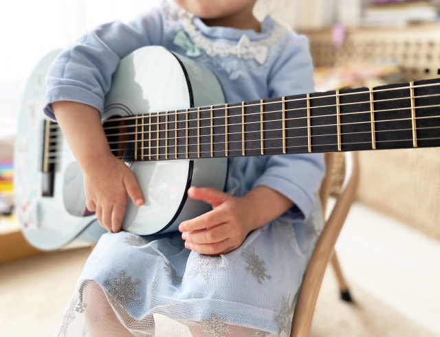 ギターを弾く子供