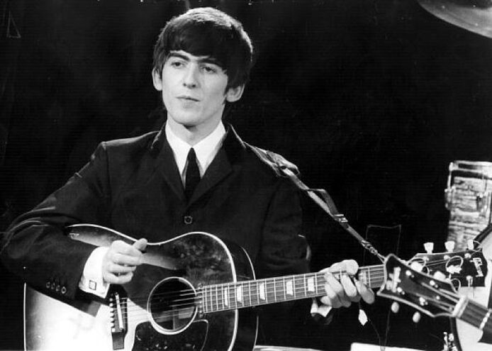 ギターを弾くGeorge Harrison